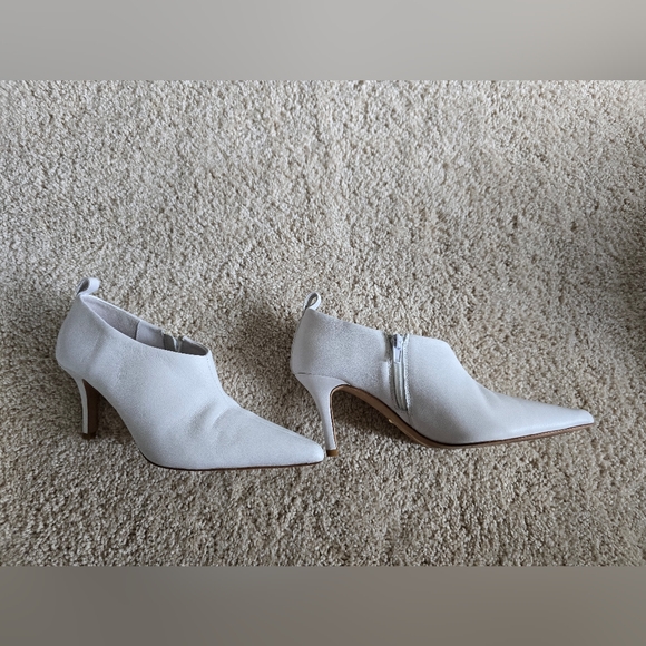 Raye women's white leather heels pointed toe low booties side zip sz 7 - Picture 2 of 13